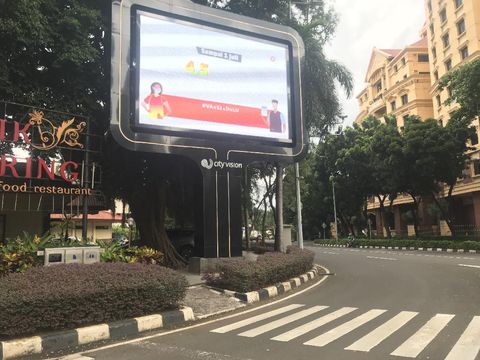 Papan iklan di SCBD Jakarta Selatan, halangi trotoar.
