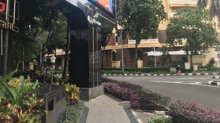Papan iklan di SCBD Jakarta Selatan, halangi trotoar.