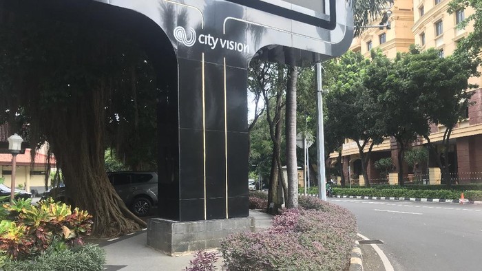 Papan iklan di SCBD Jakarta Selatan, halangi trotoar.