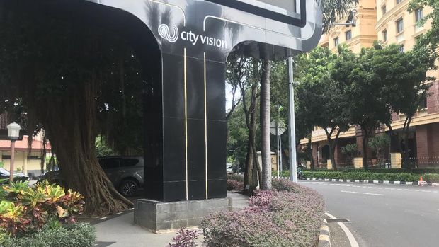 Papan iklan di SCBD Jakarta Selatan, halangi trotoar.