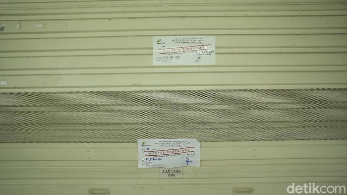 PPKM level 3 di Jakarta membuat aktivitas di sejumlah pusat perbelanjaan kembali bergeliat. Salah satunya di Pasar Mayestik.