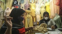 Pemilik kios yang mayoritas menjual perlengkapan pernikahan dan pesta ini tengah menyelesaikan orderan yang lama tertunda.