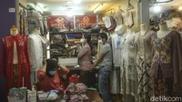Aturan pasar yang kian menyesuaikan membuat pedagang kini mulai berharap pengunjung dapat mendatangi kiosnya.