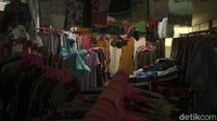 Sebelumnya peraturan pasar tutup setengah, hari namun belakangan pemilik kios kini dapat membuka tokonya hingga pukul 17.00 WIB.