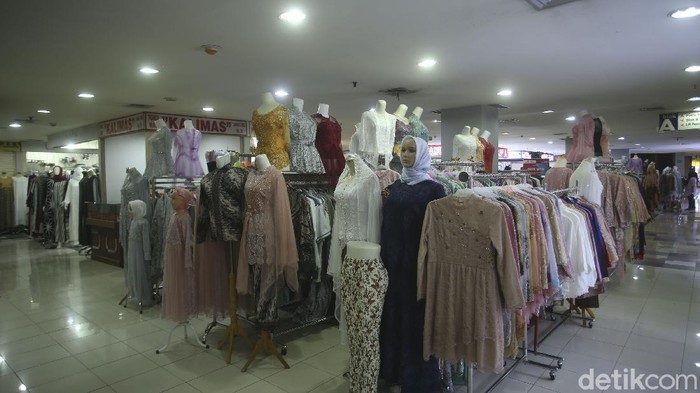 PPKM level 3 di Jakarta membuat aktivitas di sejumlah pusat perbelanjaan kembali bergeliat. Salah satunya di Pasar Mayestik.
