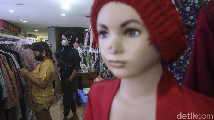 Pasar Mayestik Kembali Bergeliat PPKM level 3 di Jakarta membuat aktivitas di sejumlah pusat perbelanjaan kembali bergeliat. Salah satunya di Pasar Mayestik.
