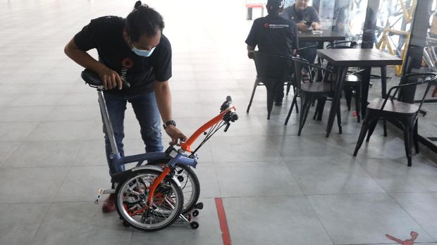 Pekerja memeriksa sepeda lipat brompton yang dijual di SpinWarriors, Tangerang Selatan, Kamis (15/9/2021). (CNBC Indonesia/Andrean Kristianto))