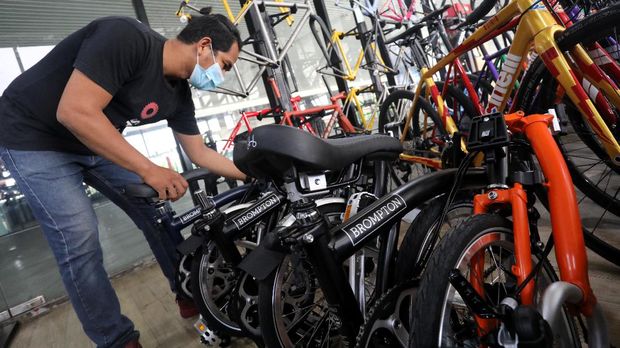 Pekerja memeriksa sepeda lipat brompton yang dijual di SpinWarriors, Tangerang Selatan, Kamis (15/9/2021). (CNBC Indonesia/Andrean Kristianto))