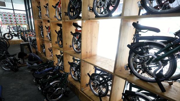 Pekerja memeriksa sepeda lipat brompton yang dijual di SpinWarriors, Tangerang Selatan, Kamis (15/9/2021). (CNBC Indonesia/Andrean Kristianto))