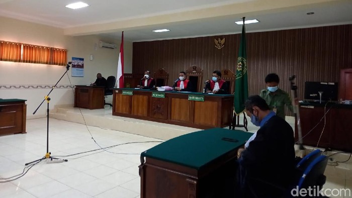Pembunuh 4 orang sekeluarga pemilik Padepokan Seni Ongko Joyo Rembang, Sumani (44), dituntut hukuman mati, Rabu (15/9/2021).
