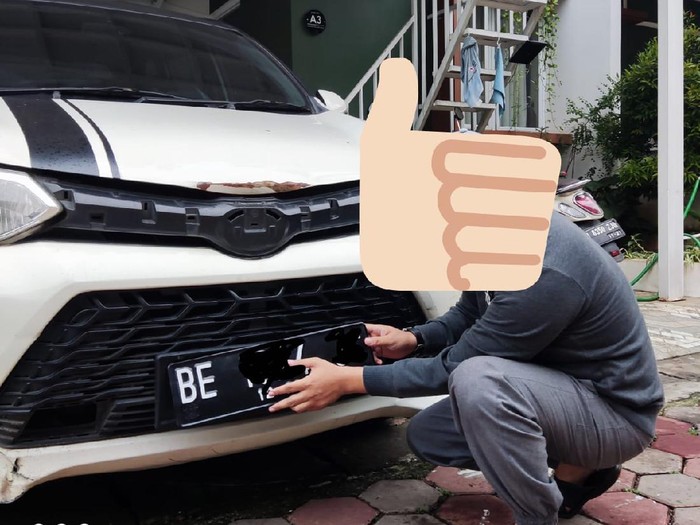Pengendara Mobil pengguna pelat nomor putih tulisan hitam, kembali menggunakan pelat nomor standar.