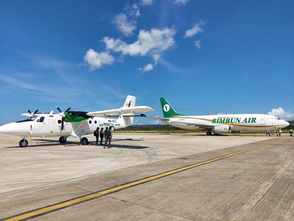 Untuk penerbangan penumpang, Rimbun Air menyediakan penerbangan harian dengan pesawat berkapasitas 19 penumpang. Maskapai juga membuka jasa pengantaran kargo. Untuk penerbangan penumpang, Rimbun Air menyediakan penerbangan harian dengan pesawat berkapasitas 19 penumpang. Maskapai juga membuka jasa pengantaran kargo.