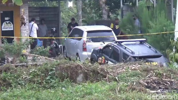 Polisi datangi rumah yang jadi TKP pembunuhan ibu dan anak di Subang.