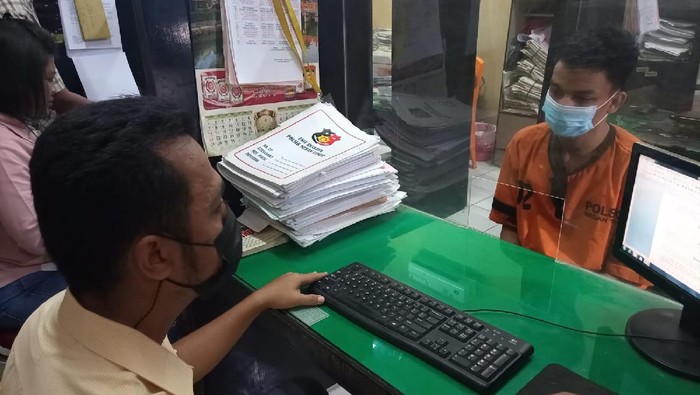 Polisi saat melakukan pemeriksaan ke salah satu pencuri kotak infak di Medan (Datuk-detikcom)