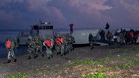Latihan pendaratan amfibi melibatkan prajurit Infanteri, Kavaleri, Artileri dan Bantuan tempur dari jajaran Pasmar 2 tergabung dalam Pasukan pendarat. Mereka melakukan pendaratan amfibi, di pantai Banongan Asembagus, Situbondo, Jawa Timur, Rabu (15/09/2021). Pasukan gabungan dipimpin oleh Danpasrat Letkol Marinir Widarta Kusuma. 