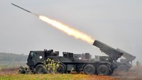 Tak hanya pasukan, latihan juga dilengkapi dengan meterial tempur Korps Marinir. Diantaranya BMP-3F, BTR 60, PT-76, RM 70 Vampire, meriam Howitzer 105 mm dan BVP-2, dengan melibatkan tiga KRI, pesawat cassa dan helly bell.