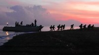 Prajurit Pasmar 2 Korps Marinir TNI AL menggelar latihan di pantai Banongan Asembagus, Situbondo, Jawa Timur. Latihan dengan tajuk Latihan Satuan Lanjutan II Aspek Laut Triwulan III ini, diikuti oleh pasukan gabungan.