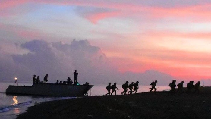 Prajurit Pasmar 2 Korps Marinir Lakukan Pendaratan di Pantai Banongan
