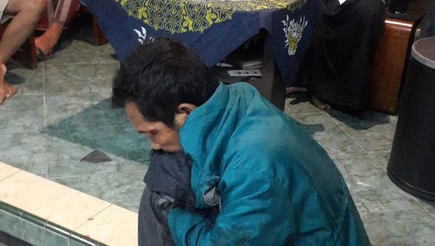Pria berinisial H digerebek warga karena diduga selingkuh dengan S. H bahkan sempat menyaru memakai rok untuk mengelabui warga.