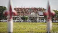 Pekerja menyelesaikan proyek revitalisasi Pagelaran bagian dari komplek Keraton Yogyakarta, Yogyakarta, Rabu (15/9/2021).