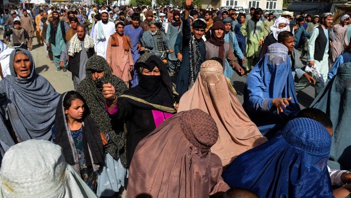 Local residents take part in a protest march against a reported announcement by the Taliban, asking them to evict their homes built on state-owned land in Kandahar on September 14, 2021. (Photo by Javed TANVEER / AFP)