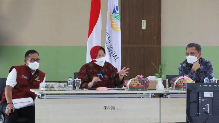 Mensos Risma rapat terkait pendistribusian bansos di Kalsel, di BBPPKS, Banjarbaru, Rabu (15/9/2021).