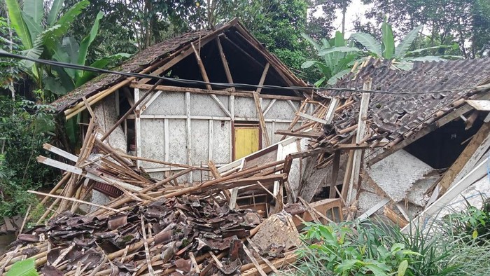 Rumah Ambruk di Ciamis