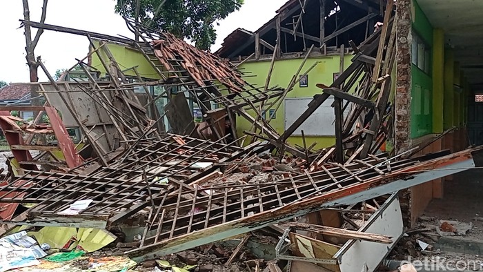 Salah satu ruang kelas di SDN 2 Cengkoak Cirebon ambruk.