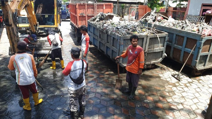 sampah di surabaya