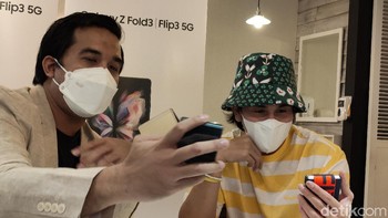 Vino G Bastian yg membeli Galaxy Z Flip 3. Foto: Adi Fida Rahman/detikINET