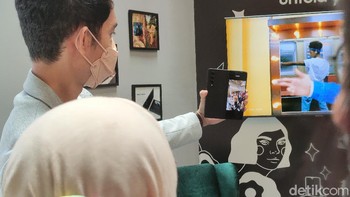 Menjajal fitur Galaxy Fold 3. Foto: Adi Fida Rahman/detikINET