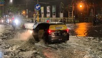 Pantauan detikcom di Jalan Margorejo Indah pada Selasa (14/9/2021) pukul 22.00 WIB, genangan air mencapai lutut orang dewasa. 