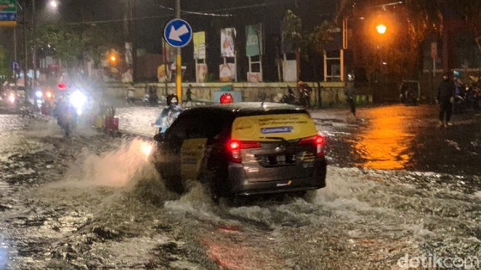 Hujan deras di Kota Surabaya sejak sore sekitar pukul 17.00 WIB, menyebabkan sejumlah wilayah tergenang air. Pantauan detikcom di Jalan Margorejo Indah pada Selasa (14/9/2021) pukul 22.00 WIB, genangan air mencapai lutut orang dewasa. Sejumlah kendaraan roda dua yang memaksa menerjang banjir akhirnya mogok.