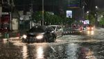 Potret Sejumlah Jalan di Surabaya Terendam Banjir Tadi Malam