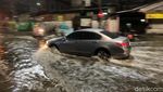 Potret Sejumlah Jalan di Surabaya Terendam Banjir Tadi Malam