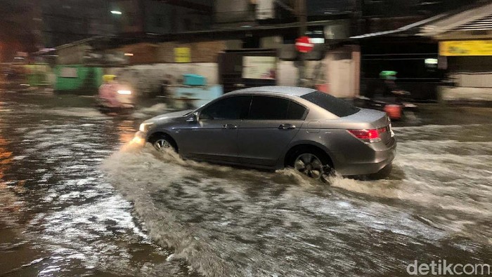 Hujan deras di Kota Surabaya sejak sore sekitar pukul 17.00 WIB, menyebabkan sejumlah wilayah tergenang air. Pantauan detikcom di Jalan Margorejo Indah pada Selasa (14/9/2021) pukul 22.00 WIB, genangan air mencapai lutut orang dewasa. Sejumlah kendaraan roda dua yang memaksa menerjang banjir akhirnya mogok.