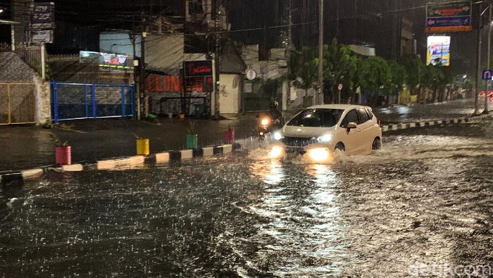 Sejumlah Kawasan di Surabaya Tergenang Air Hujan deras di Kota Surabaya sejak sore sekitar pukul 17.00 WIB, menyebabkan sejumlah wilayah tergenang air. Pantauan detikcom di Jalan Margorejo Indah pada Selasa (14/9/2021) pukul 22.00 WIB, genangan air mencapai lutut orang dewasa. Sejumlah kendaraan roda dua yang memaksa menerjang banjir akhirnya mogok.