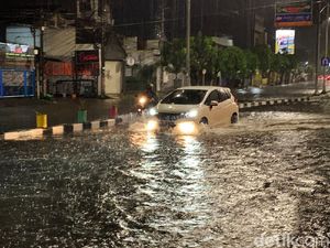 Potret Sejumlah Jalan di Surabaya Terendam Banjir Tadi Malam