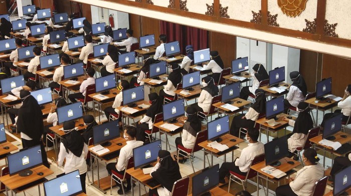 Peserta mengikuti ujian Seleksi Kompetensi Dasar (SKD) calon PNS dan Pegawai Pemerintah Dengan Perjanjian Kerja (PPPK) Non Guru di Universitas Sebelas Maret (UNS) Solo, Jawa Tengah, Rabu (15/9/2021). Ujian SKD bagi calon PNS Kota Solo digelar hingga 21 September 2021 dan ujian calon PPPK Kota Solo pada 16 Oktober 2021 dengan menerapkan protokol kesehatan guna mencegah penyebaran COVID-19. ANTARA FOTO/Maulana Surya/aww.