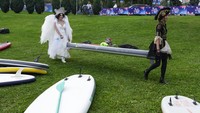 Warga bersiap mengikuti festival dayung berdiri SUP (stand up paddle) di Moskow, Rusia, Minggu (12/9/2021) waktu setempat.  