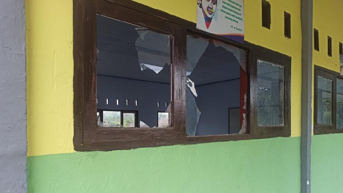 Seorang pria di Kabupaten Dompu, NTB, merusak kaca sekolah dan menodong guru serta murid menggunakan senpi rakitan. (dok Istimewa)