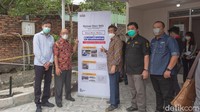 Ketua Tim Fasilitasi BP2BT Sumatera Selatan, J Riantony (empat dari kiri) mengunjungi rumah contoh yang Menggunakan konstruksi Dynahome.dok.SIG