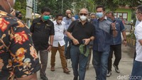 Direktur Jendral Pembiayaan Infrastuktur Pekerjaan Umum dan Perumahan, Herry Trisaputra Zuna (baju hitam depan) mengunjungi rumah contoh yang Menggunakan konstruksi Dynahome. dok.SIG
