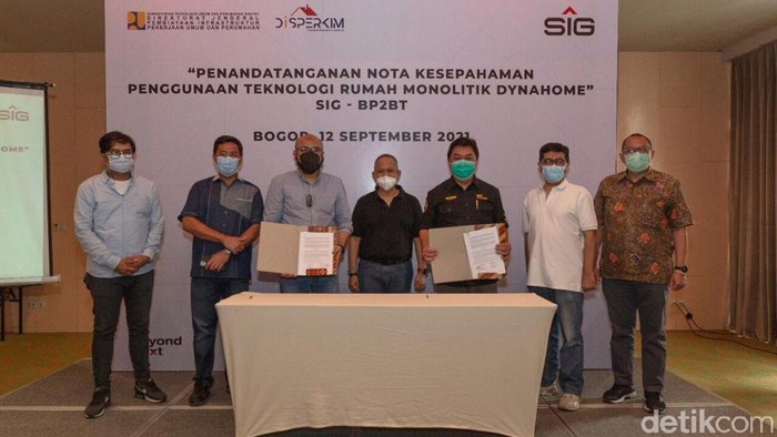 Ketua Tim Fasilitasi BP2BT Sumatera Selatan, J Riantony (empat dari kiri) mengunjungi rumah contoh yang Menggunakan konstruksi Dynahome