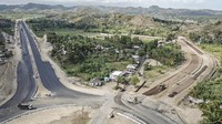 Foto udara pembangunan Jalan Bypass Bandara Internasional Lombok (BIL) menuju ke Kawasan Strategis Pariwisata Nasional (KSPN) Mandalika di Desa Mertak, Kecamatan Pujut, Praya, Lombok Tengah, NTB, Selasa (14/9/2021). Dalam rangka mendukung event World Superbike 2021 dan MotoGP 2022, Balai Pelaksanaan Jalan Nasional Provinsi Nusa Tenggara Barat (BPJN NTB) melakukan percepatan penyelesaian ketiga paket pekerjaan Jalan Bypass BIL-Mandalika yang ditargetkan selesai pada September 2021 dan progres rata-rata penyelesaian ketiga paket tersebut mencapai 84 persen.