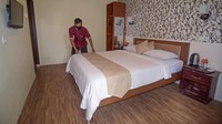 Seorang pekerja merapikan kamar salah satu hotel di Kuta Beach Park the Mandalika, Praya, Lombok Tengah.