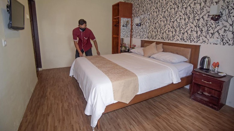 Foto udara kompleks salah satu hotel di Kuta Beach Park the Mandalika, Praya, Lombok Tengah, NTB, Selasa (14/9/2021). Di kawasan lingkar sirkuit Mandalika terdapat sejumlah penginapan berbagai tipe mulai dari tipe penginapan yang murah berjenis homestay dengan tarif berkisar mulai Rp55 ribu hingga Rp700 ribuan per malam dan tipe penginapan yang premium seperti hotel-hotel berbintang dengan kisaran tarif lebih mahal mulai dari Rp800 ribuan hingga Rp3 jutaan per malamnya. ANTARA FOTO/Ahmad Subaidi/aww.