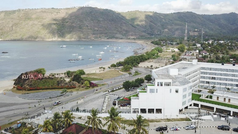 Sirkuit mandalika Foto udara kompleks salah satu hotel di Kuta Beach Park the Mandalika, Praya, Lombok Tengah, NTB, Selasa (14/9/2021). Di kawasan lingkar sirkuit Mandalika terdapat sejumlah penginapan berbagai tipe mulai dari tipe penginapan yang murah berjenis homestay dengan tarif berkisar mulai Rp55 ribu hingga Rp700 ribuan per malam dan tipe penginapan yang premium seperti hotel-hotel berbintang dengan kisaran tarif lebih mahal mulai dari Rp800 ribuan hingga Rp3 jutaan per malamnya. ANTARA FOTO/Ahmad Subaidi/aww.