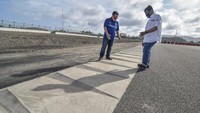 Direktur Utama Mandalika Grand Prix Association (MGPA) Ricky Baheramsjah (kanan) bersama Direktur Strategi dan Komunikasi Happy Harinto (kiri) berada di lintasan Mandalika International Street Circuit di Kawasan Ekonomi Khusus (KEK) Mandalika. Sirkuit internasional Mandalika sepanjang 4,31 km memiliki keunggulan diantaranya lintasan sirkuit menggunakan teknologi aspal terbaru stone mastic asphalt (SMA) dan teknologi Misano kerb total sepanjang 2000 meter yang berada di tepian lintasan terutama di lintasan tikungan yang fungsi utamanya sebagai tepian akhir mendorong kendaraan kembali ke dalam racing line