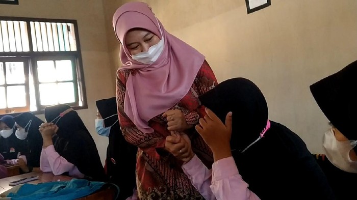 Siswi Ini Menangis, Saat Menjalankan Swab dan Vaksinasi